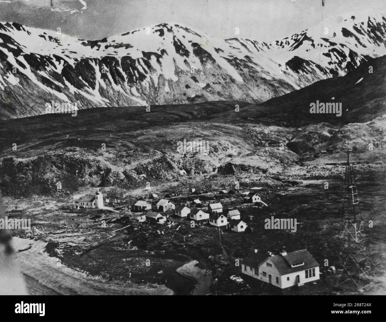 Là où les Américains ont débarqué à Aléoutiens -- c'est le village d'Attu, le principal centre de population de l'île d'Attu à l'extrémité ouest de la chaîne des îles Aléoutiennes, où les forces américaines ont débarqué pour chasser les Japonais. L'occupation de l'île est complète. Cette vue a été photographiée avant l'occupation japonaise d'Attu. 15 juin 1943. (Photo des États-Unis Office of War information Picture). Banque D'Images