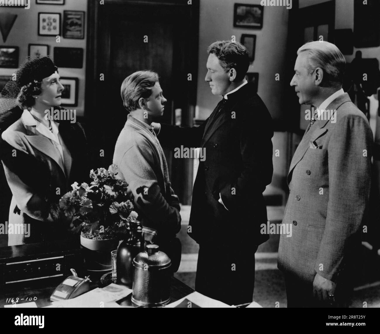 Pour la première fois dans l'historique « Tu voulais faire ça pour moi, Whitey ? »... Le père Flanagan a appris de M. et de Mme Maitland que Whitey leur a demandé du reprendre, espérant qu'ils aideraient alors le Père Flanagan à sauver Boys Town. Les Maitlands, qui ont vu ce que le Père Flanagan a fait pour Ted, décident que le Père Flanagan est digne de leur soutien. Deux étoiles répètent leurs rôles de récompense de l'Académie dans 'Men's of Boys Town', suite de Metro-Goldwyn-Mayer à l'mémorable 'Boys Town' et encore avec Spencer Tracy comme le père Edward J. Flanagan et Mickey Rooney comme Whitey Marsh, maire… Banque D'Images