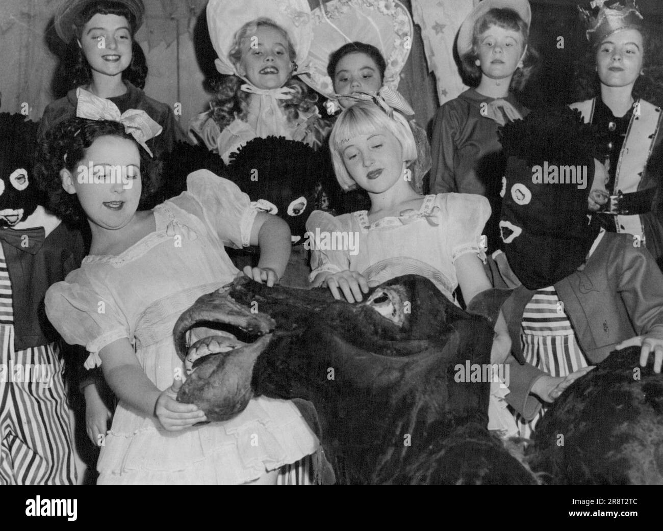 Les enfants du Panto de Noël dans la troupe du pantomime Tivoli, 'autre OIE,' font un fus de Pansy le cheval. Donna Whittaker (10 ans) lui donne une chance. 23 décembre 1947. Banque D'Images