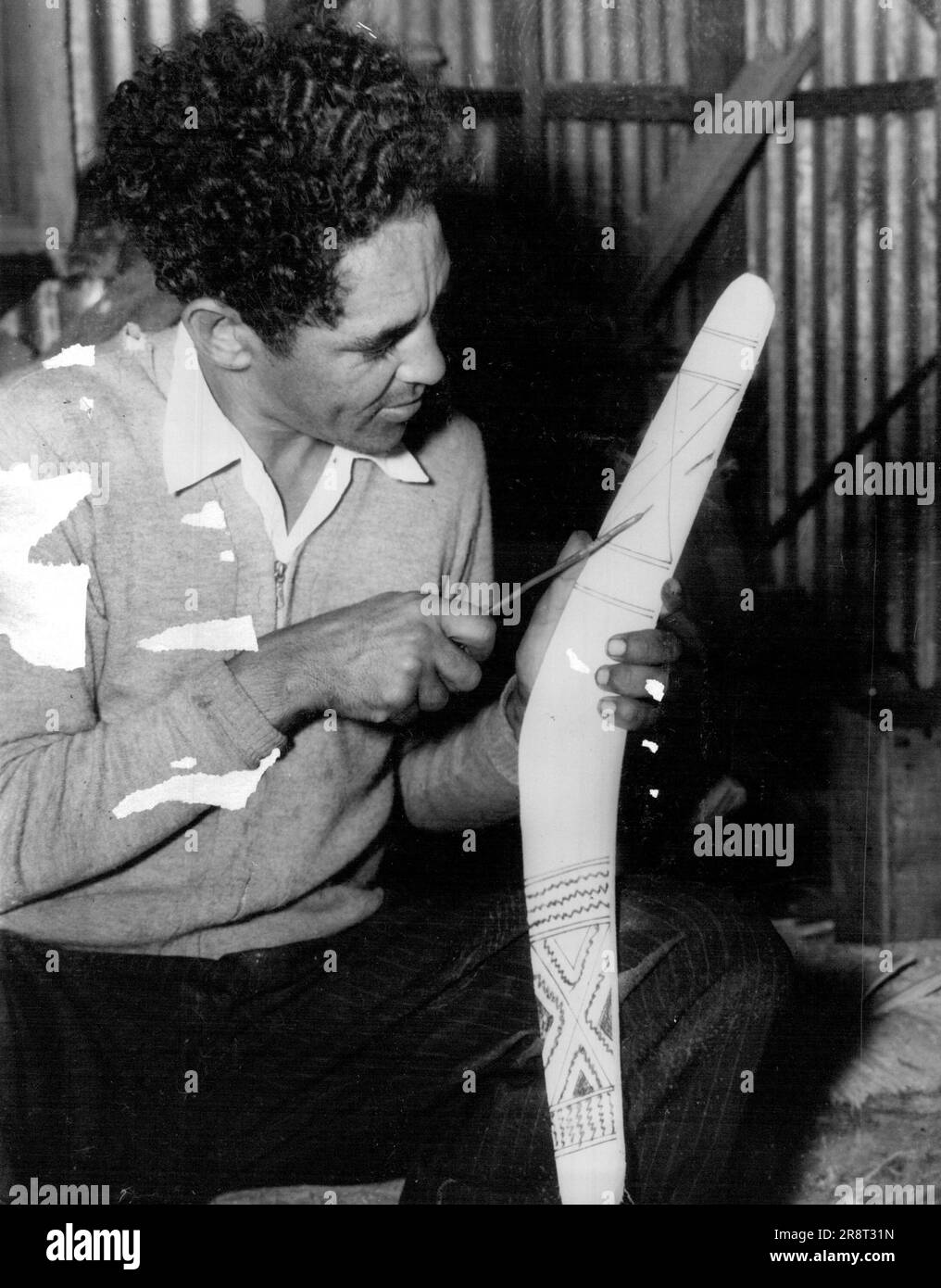 Assen Timbery travaille à l'usine Boomerang de la colonie aborigène la Perouse. 12 mai 1955. (Photo de Bert Power/Fairfax Media). Banque D'Images