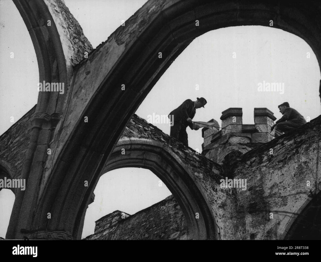 Reconstruction de l'église Drake -- les ingénieurs de la structure travaillent sur les murs de Blitzed St. Andrew's Church, Plymouth. Des travaux d'arpentage ont commencé pour la reconstruction de St. L'église d'Andrew, l'église mère de Plymouth, Devon, qui a été éviscérée par le feu pendant les Blitzes de mars 1941. L'une des églises les plus célèbres et les mieux aimées du pays, c'est ici que Sir Francis Drake a adoré et que les Pères pèlerins se sont réunis pour la prière avant de se lancer dans le 'Mayflower' vers le 'Nouveau monde'. Tout ce qui est resté de 15th. L'église du siècle après le blitz était la célèbre tour de Yogge, les murs et le … Banque D'Images