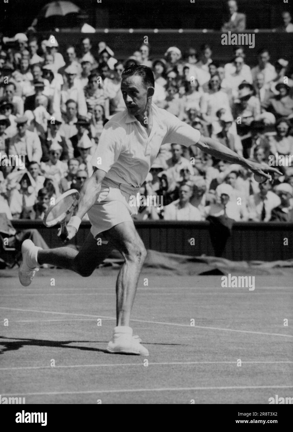 Sturgess jusqu'à la demi finale - Sturgess fait un retour de main pendant le jeu. Dans une bataille sinistre, a combattu sur le centre névralgique court de Wiimbledon, Londres Eric Sturgess d'Afrique du Sud a frappé l'américain Frank parker hors des singles hommes cet après-midi 27 juin. le début de la fin de la partie dans la quatrième série. Parker était alors à la tête par 2 ensembles à 1, mais l'Afrique du Sud a rompu par son service pour diriger 3-1, et puis faire quelques retours brillants a été rempli de confiance pour prendre l'ensemble 6-1, nivelant le jeu à 2 ensembles tous. Dans le jeu final, Sturgess a gagné confortablement.… Banque D'Images