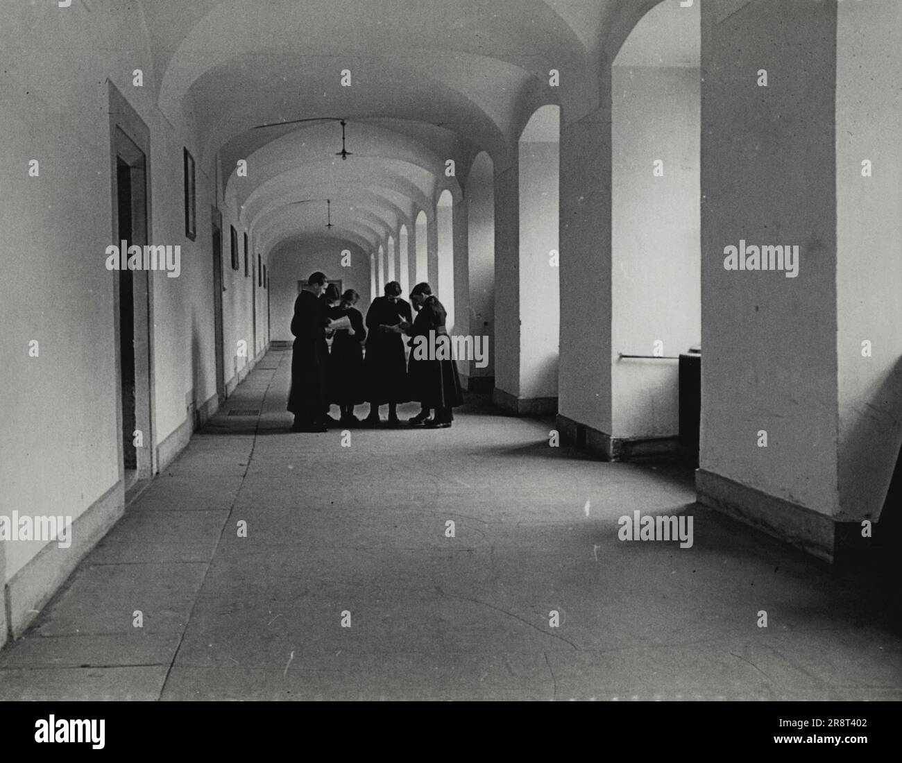 Le Monastère Einsiedeln - Suisse : Etudiant dans l'un des couloirs du Monastère. 14 décembre 1950. (Photo de KOSMOS Press Bureau (Australasia) Pty. Ltd.). Banque D'Images