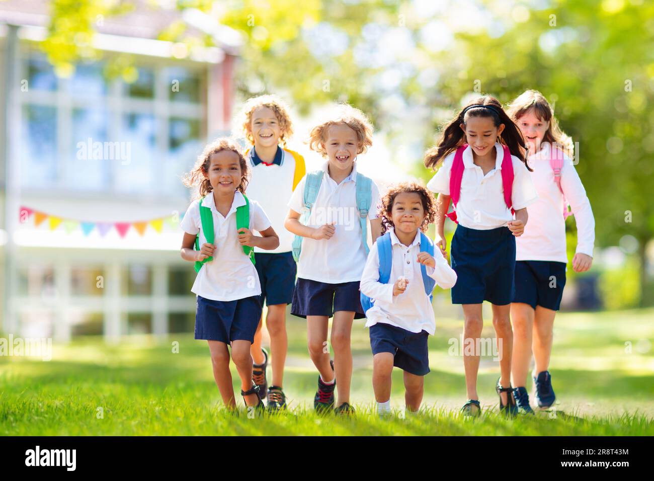 Les enfants vont à l'école. Groupe interracial d'enfants d'âge mixte ...