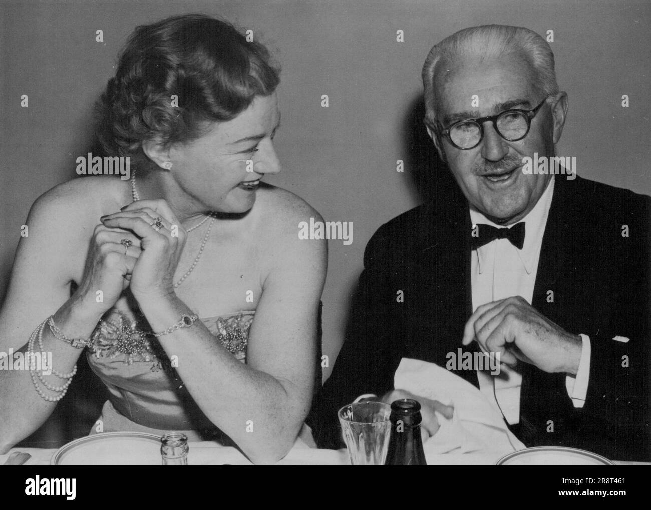 Vice-président du collège en Australie, le Dr Brian Swift d'Adélaïde, et Mme Swift, qui associe sa robe de satin au lustre de perles. 5 septembre 1952. Banque D'Images