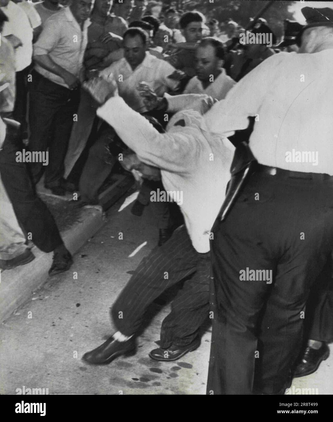 Pickets de police -- la police est montrée en charge de pickets de diffusion lorsque les combats ont éclaté à l'usine de lentille Univis ce matin quand les travailleurs non-frappants ont été escortés dans l'usine. 30 juillet 1948. (Photo par AP Wirephoto). Banque D'Images