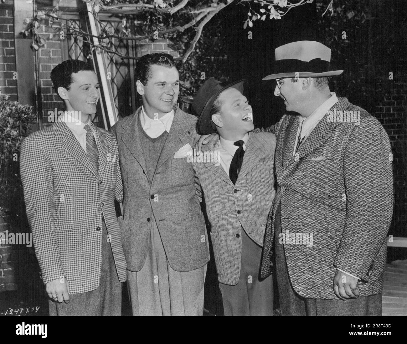 Norman Taurog - 'oncle Norman' aux dizaines de jeunes écrans qu'il a dirigés - discute avec Freddie Bartholomew, son neveu Jackie Cooper et Mickey Rooney. Les jeunes viennent lui conseiller chaque fois qu'ils envisagent l'un de leurs spectacles fréquents de soulagement de guerre. 5 novembre 1947. Banque D'Images