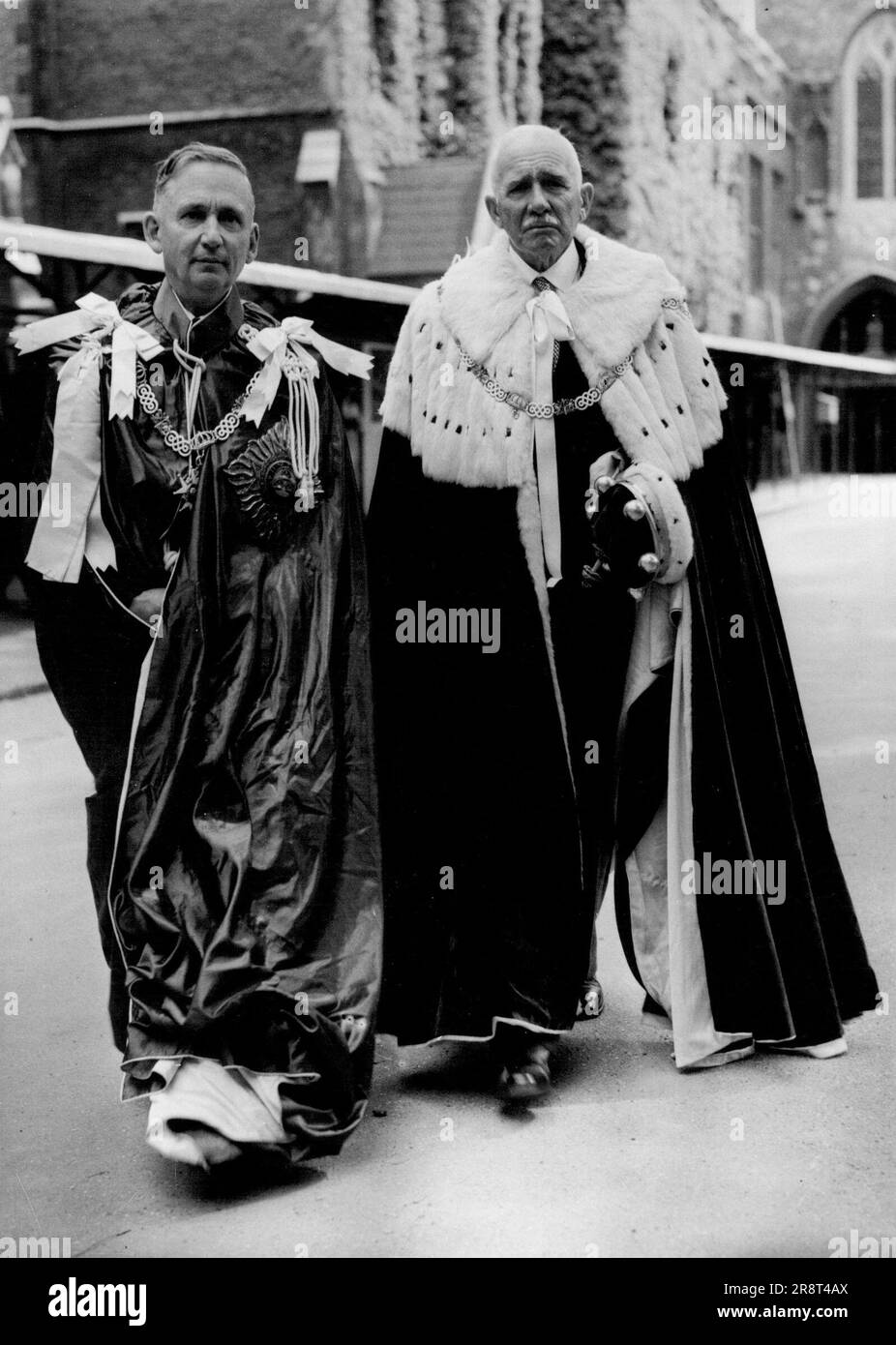 Lords à la répétition du Couronnement -- Maréchal de la Royal Air Force Lord Tedder (à gauche) et Lord Ironside à l'abbaye du ministre de l'Ouest ce matin, lorsqu'ils ont assisté à une répétition de la cérémonie du Couronnement. 22 mai 1953. (Photo de United Press photo). Banque D'Images