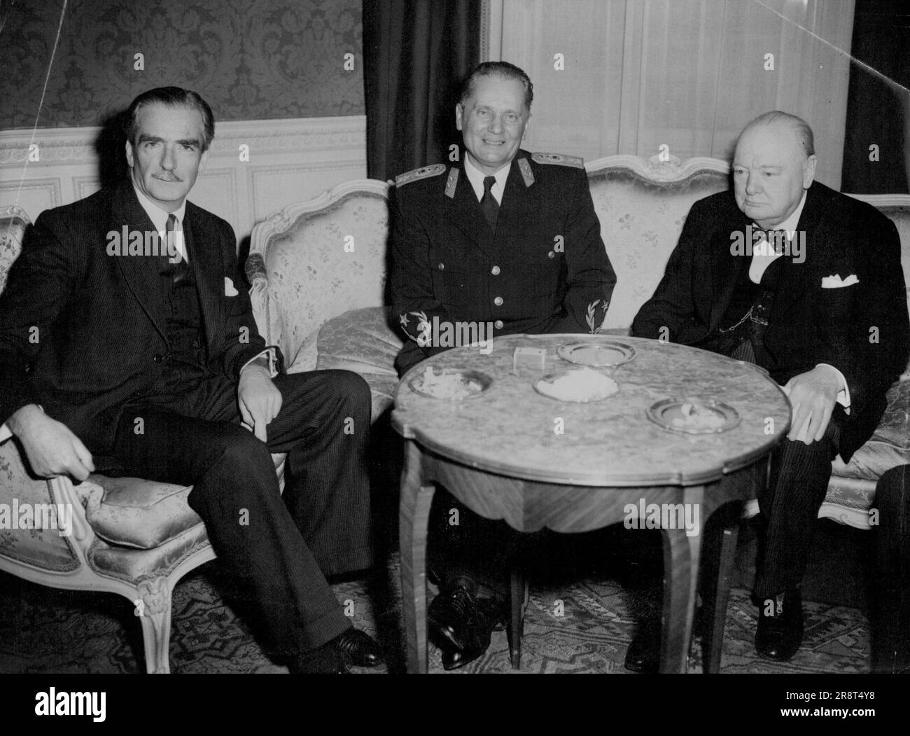 Tito, Churchill et Eden au déjeuner de l'ambassade -- le maréchal Josip Broz Tito, chef de l'État yougoslave, avec le premier ministre britannique Winston Churchill et le ministre des Affaires étrangères Anthony Eden au déjeuner donné à l'ambassade yougoslave à Kensington, Londres, jusqu'à aujourd'hui (jeudi). 19 mars 1953. (Photo de Reuterphoto). Banque D'Images