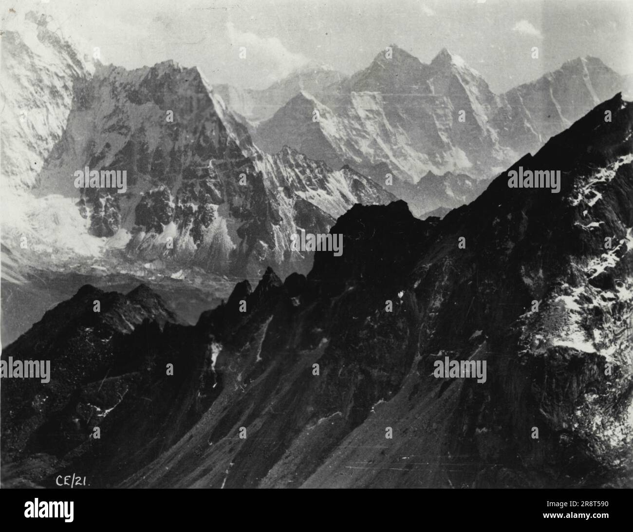 Vue générale de certains sommets voisins de l'Everest, dont beaucoup ont été escaladé pendant la période de formation de trois semaines de l'équipe avant que leur travail ne commence réellement. La barrière des montagnes qui garde les approches du mont Everest. 9 février 1954. Banque D'Images