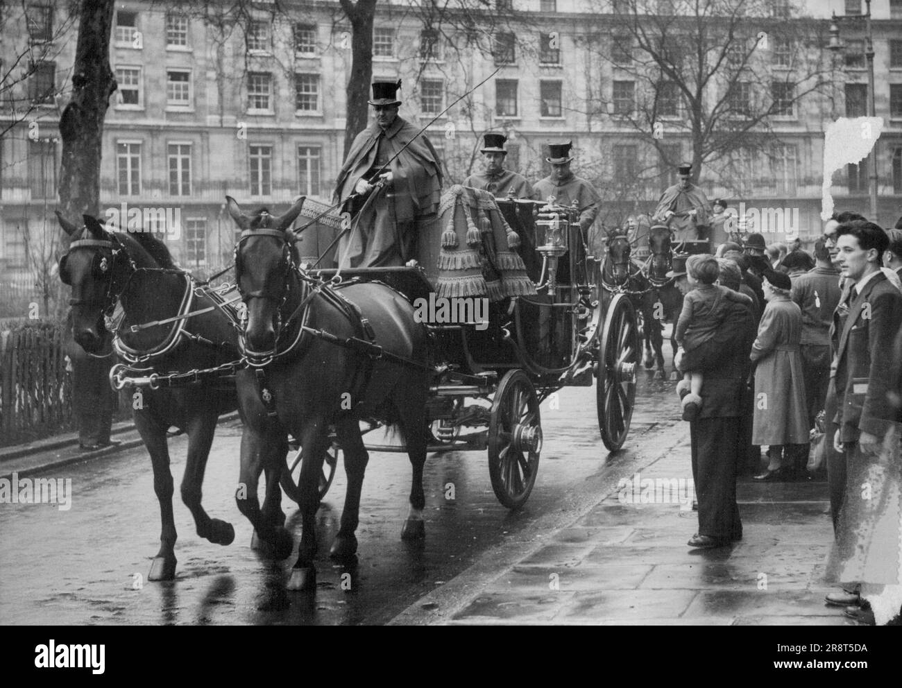 L'Ambassadeur indonésien part pour voir le Roi -- le premier Ambassadeur indonésien à la Cour de Saint- M. Subandrio James, ravive une coutume alors qu'il quitte l'ambassade (Wilton Crescent, Belgrave) dans un landau d'état dessiné par Cleveland baies, ce matin. (Jeudi). Le Dr Subandrio, le premier ambassadeur indonésien en Grande-Bretagne aujourd'hui, a conduit son ambassade dans un Landau d'État jusqu'au Palais de Buckingham pour présenter ses lettres de créance au Roi. Cela marque un renouveau d'une coutume - à l'ordre du Roi a cessé pendant la guerre. 23 mars 1950. (Photo de Fox photos). Banque D'Images