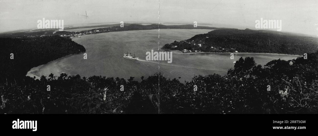 Port de Vavau, Tonga, avec Nuku'alofa au loin. Quiconque était jamais dans le Pacifique Sud l'a fait à Tonga. Le premier hollandais est venu en 1616 et Abel Tasman visité en 1643. Le capitaine James Cook est venu sur chacun de ses trois voyages dans le Pacifique, mais Bligh l'a à peine fait. Son équipage y a muté. Aujourd'hui, les Tongans attendent un autre groupe de VIP - les vagues de jusqu'à 1 500 Australiens qui balayent de la mer parfois plusieurs fois par semaine pendant la saison touristique principale. Ils - ou les dollars qu'ils dépensent - apportent de nouvelles forces dans la société Tongan. 15 février 1933.» Banque D'Images