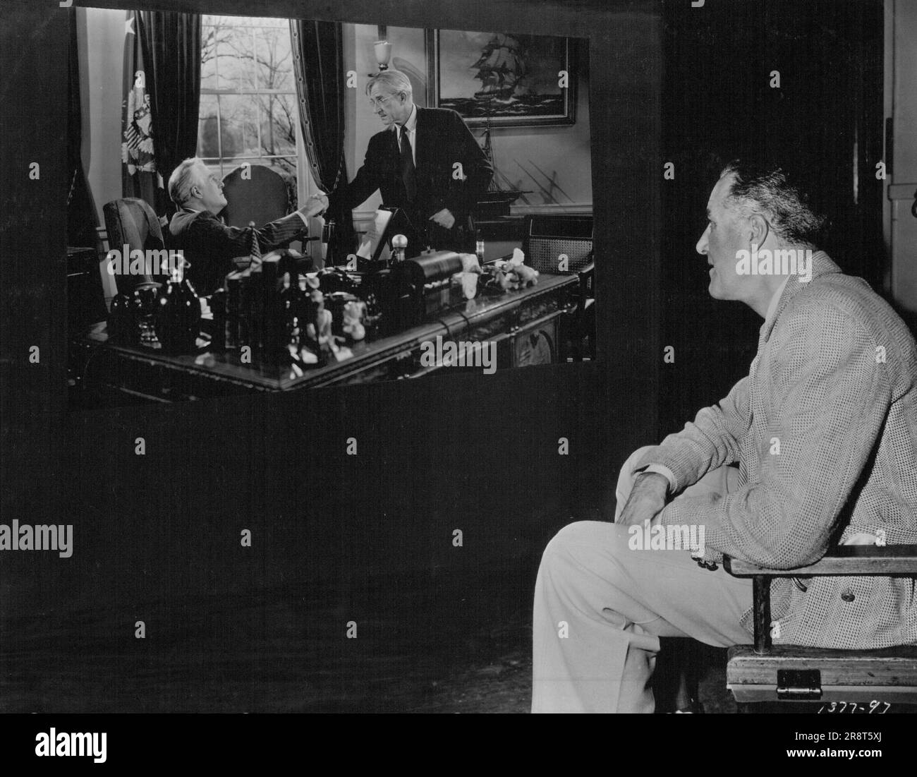 Portrait d'Un président .... Après une recherche mondiale, Godfrey Tearle, acteur né aux États-Unis et arrivé à la gloire dans les cercles théâtraux britanniques, a été choisi en raison de sa ressemblance remarquable à représenter le président Roosevelt, dans l'histoire captivante de la bombe atomique de Metro-Goldwyn-Mayer, « le commencement ou la fin ». Ici, il est montré comme il passe sa première journée au studio. Brian Donleve et Robert Walker sont les stars du film, avec Tom Drake, Beverly Tyler, Audrey totter, Hurd Hatfield, Hume Cronyn et d'autres dans le casting remarquable. Norman Taurog réalisé, Samuel Marx produit. Le voir… Banque D'Images