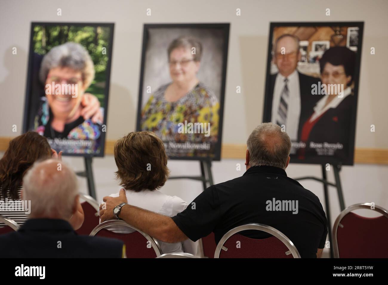 Dauphin, Canada. 22nd juin 2023. Les êtres chers regardent comme des photos des 16 personnes qui sont mortes dans un accident d'autoroute de 15 juin près de Carberry sont exposées lors d'une conférence de presse à Dauphin, Man., jeudi, 22 juin 2023. Les membres de la famille de 16 personnes âgées décédées lors d'un accident de la route ont honoré leurs proches jeudi, en plaçant silencieusement de grandes photos d'entre elles sur des chevalets tandis que la police a confirmé publiquement les noms des victimes. Crédit : la presse canadienne/Alamy Live News Banque D'Images