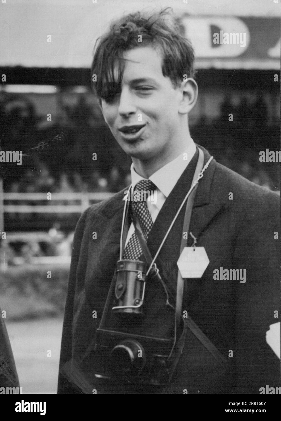 Un fan de Silverstone aujourd'hui, 17 juillet était le jeune duc de Kent, faisant sa première sortie publique depuis son récent accident de voiture pour assister au Grand Prix de Grande-Bretagne. 17 juillet 1954. (Photo par photo de presse associée). Banque D'Images