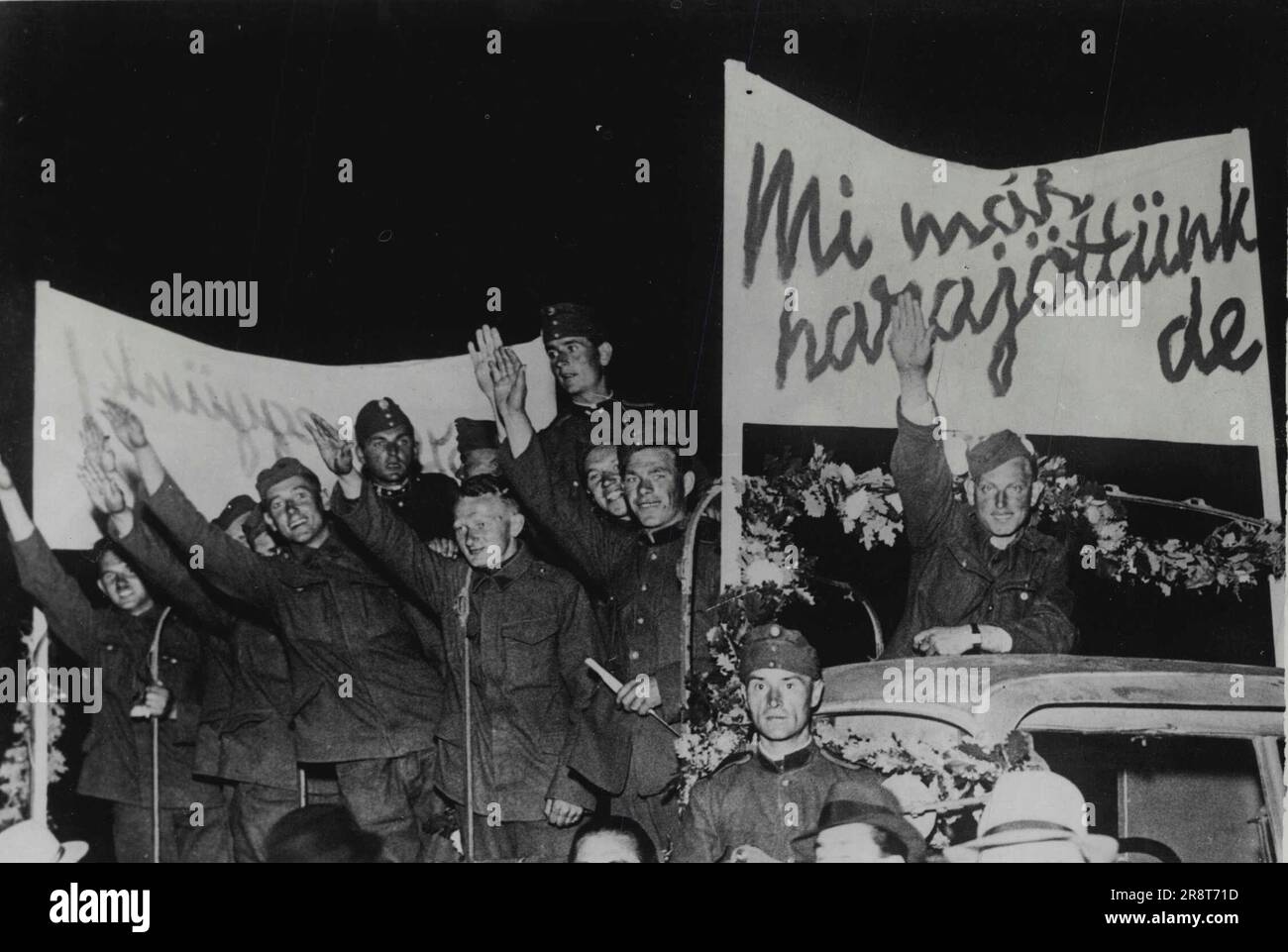 Demande unitaire Macyar -- des soldats allemands Sudètes qui ont déserté de l'armée tchèque de l'autre côté de la frontière hongroise, photographiés lors de la manifestation à Budapest la nuit dernière. La circulation à Budapest s'est arrêtée pendant trois heures hier soir, alors que près d'un demi-million de personnes ont défilé sur la place des héros, Lorsqu'une réunion convoquée par des associations patriotiques représentant tous les débuts de la population a été adoptée dans des scènes d'excitation exigeant que toutes les nationalités non tchèques de la république tchécoslovaque soient libres d'exercer le droit à l'autodétermination. 22 septembre… Banque D'Images