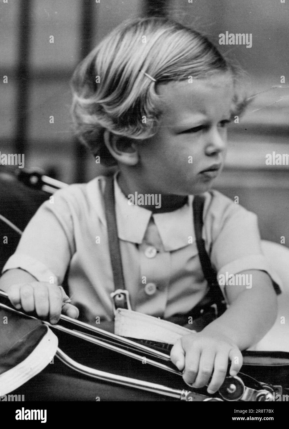 Kent enfants de retour de leurs vacances - Prince Edward dans son pram, à Belgrave Square ce matin. Le prince Edward et la princesse Alexandra, enfants du duc et de la duchesse de Kent, qui viennent de rentrer de leurs vacances au bord de la mer, ont fait ce matin leur sortie habituelle sur la place Belgrave. 20 juillet 1938. (Photo de Keystone). Banque D'Images