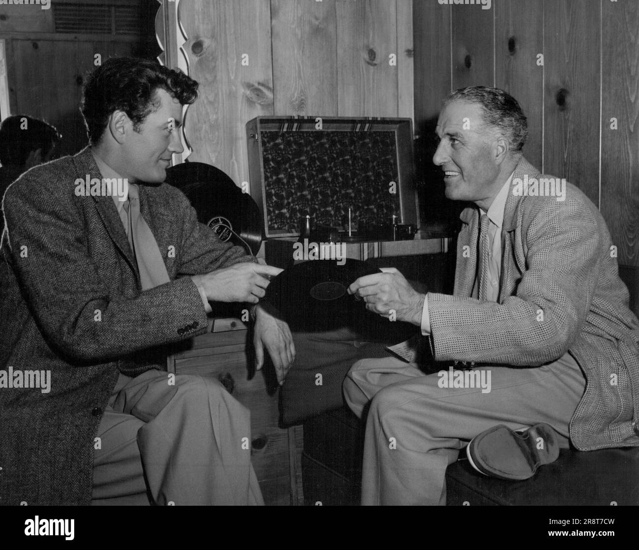 Étoiles de l'autre côté de la mer... Robert Walker... Qui joue le rôle de « début ou fin », joue un album d'enregistrements dans son dressing sur le set pour son invité, Godfrey Tearle. Godfrey Tearle, un acteur né aux États-Unis et devenu une star de la scène et de l'écran de la Grande-Bretagne, présente une ressemblance si remarquable avec le regretté président Roosevelt qu'il a été signé pour décrire le rôle dans l'histoire dramatique de Metro-Goldwyn-Mayer « le début ou la fin », de la bombe atomique. Il était naturel que les stars hollywoodiennes voudraient le voir, donc ici il salue le grand du film américain pendant qu'il filmait son … Banque D'Images