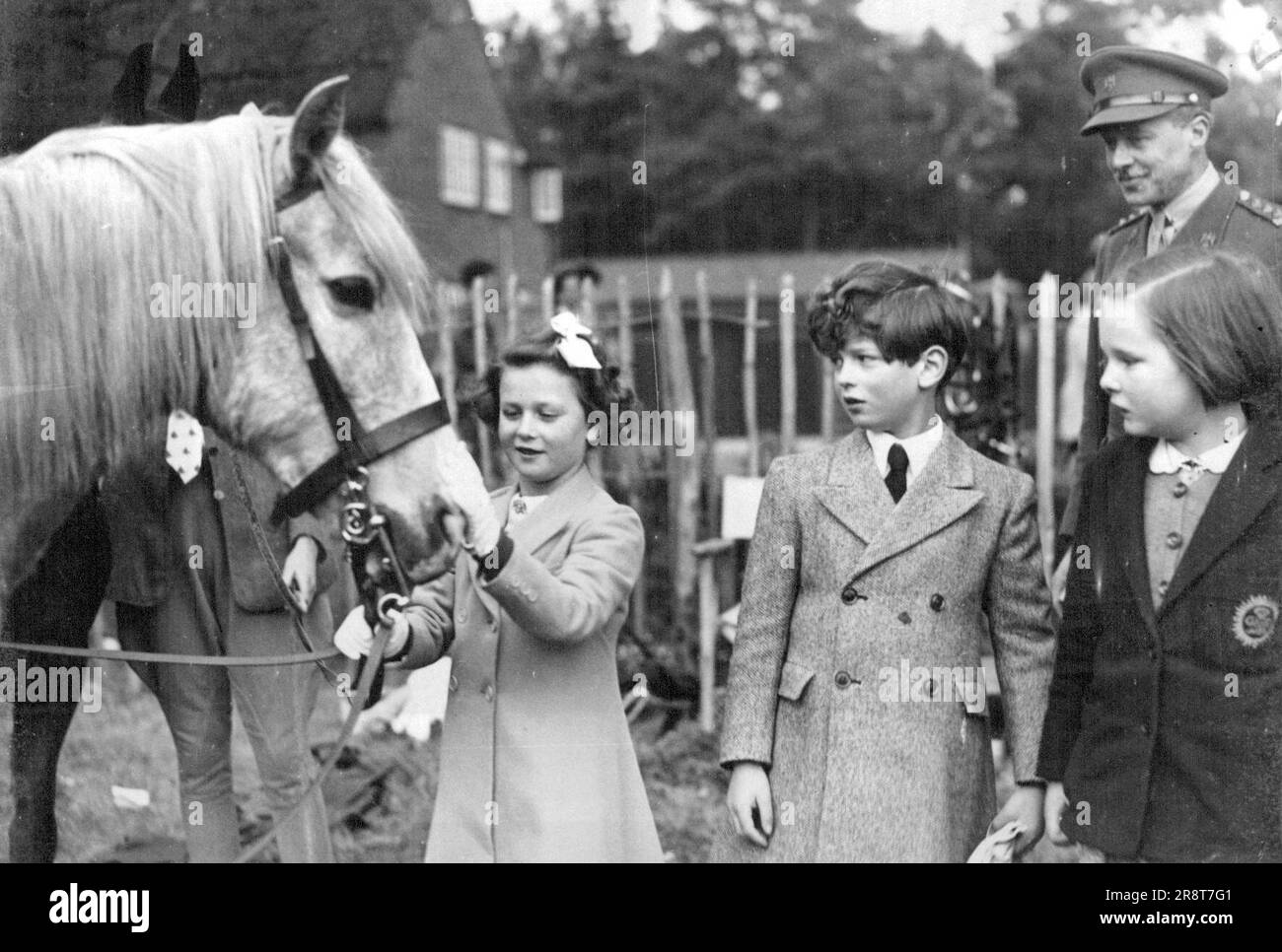 Royal Children visite le spectacle équestre Wings for Victory du quartier rural de Windsor et Gymkhana à l'hippodrome d'Ascot. La princesse Alexandra fait don d'un poney tandis que son frère, le prince Edward Duke de Kent, regarde avec l'une des filles du comte Raczynski. 22 juillet 1943. (Photo de Sport & General Press Agency, Limited). Banque D'Images