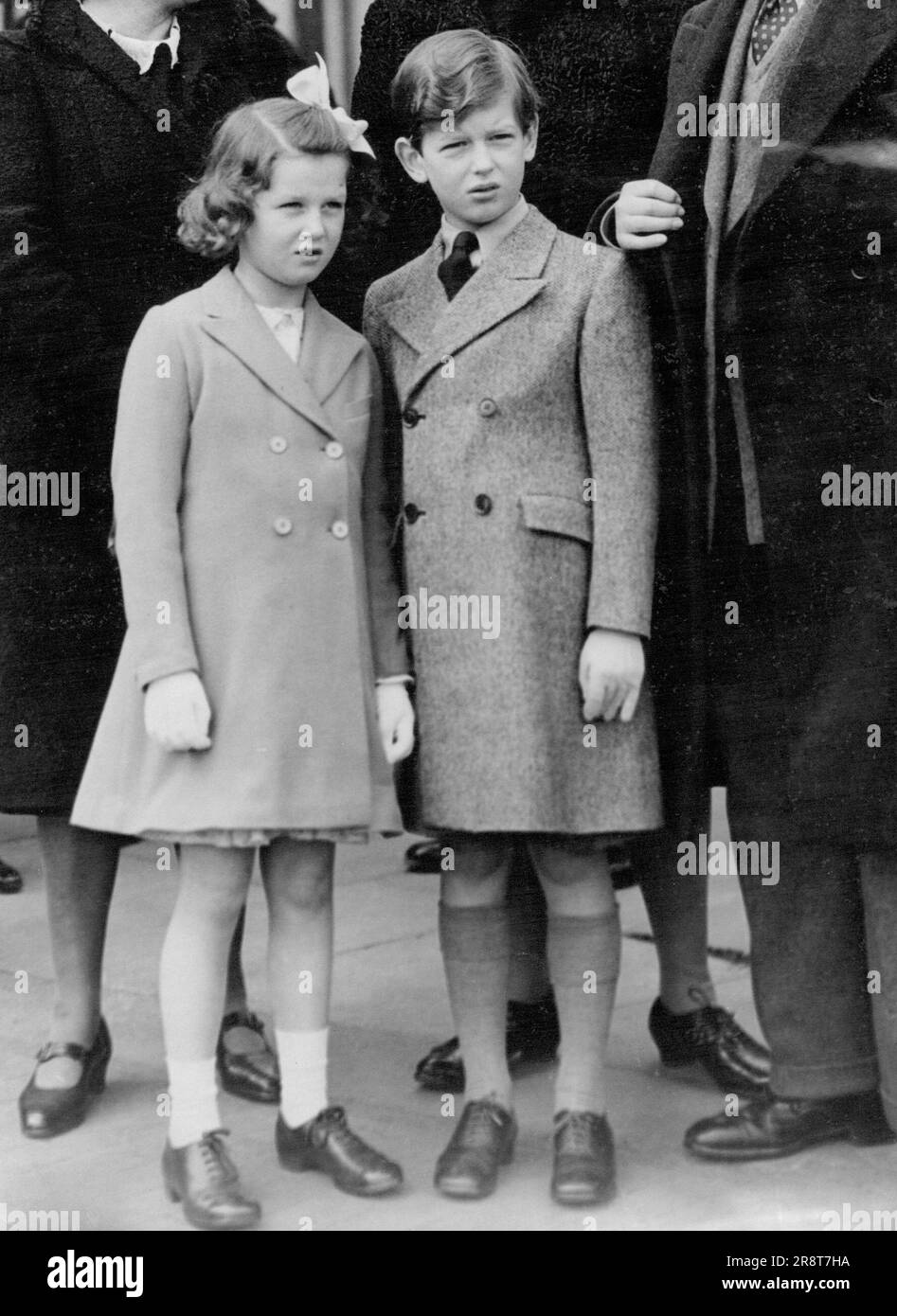 La Reine prend Salute en mars, après le Service naval royal féminin de Londres - le Prince Edward et la princesse Alexandra, les deux enfants les plus âgés du duc de Kent et de la duchesse de Kent, en regardant le passé de mars au Palais de Buckingham. La Reine a pris le salut lors d'un défilé et mars passé de 1 500 membres du Royal Naval Service des femmes à Londres. C'était la première grande parade cérémonielle du Service, et faisait partie des célébrations du quatrième anniversaire comme la nouvelle construction de cette guerre. 11 avril 1943. Banque D'Images