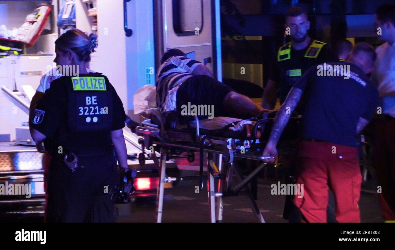 Berlin, Allemagne. 22nd juin 2023. Les ambulanciers paramédicaux  transportent un homme blessé sur une civière dans une ambulance à  Berlin-Friedrichsfelde. Tard dans la soirée, une confrontation sanglante a  eu lieu à Berlin-Friedrichsfelde.