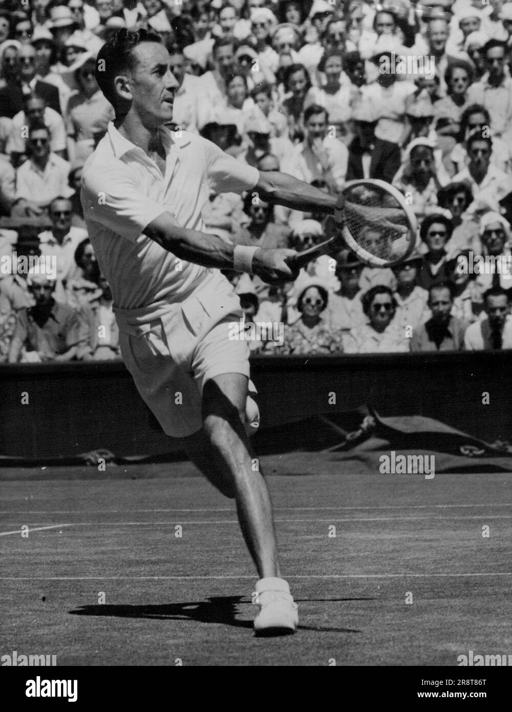 Le champion d'Afrique du Sud atteint la demi-finale de Wimbledon - Eric Sturgess (Afrique du Sud) en jeu contre Frank Parker (États-Unis), qu'il a battu dans les quarts de finale du championnat masculin de célibataires à Wimbledon aujourd'hui (lundi). Eric Sturgess, champion sud-africain, s'est qualifié pour la demi-finale des championnats de tennis sur gazon pour hommes à Wimbledon (Londres) aujourd'hui (lundi) en battant Frank Parker (États-Unis) 3-6, 6-4, 3-6, 6-1, 6-3. Parker, qui a remporté le championnat de France depuis deux ans, a été grandement émancipé. 27 juin 1949. Banque D'Images