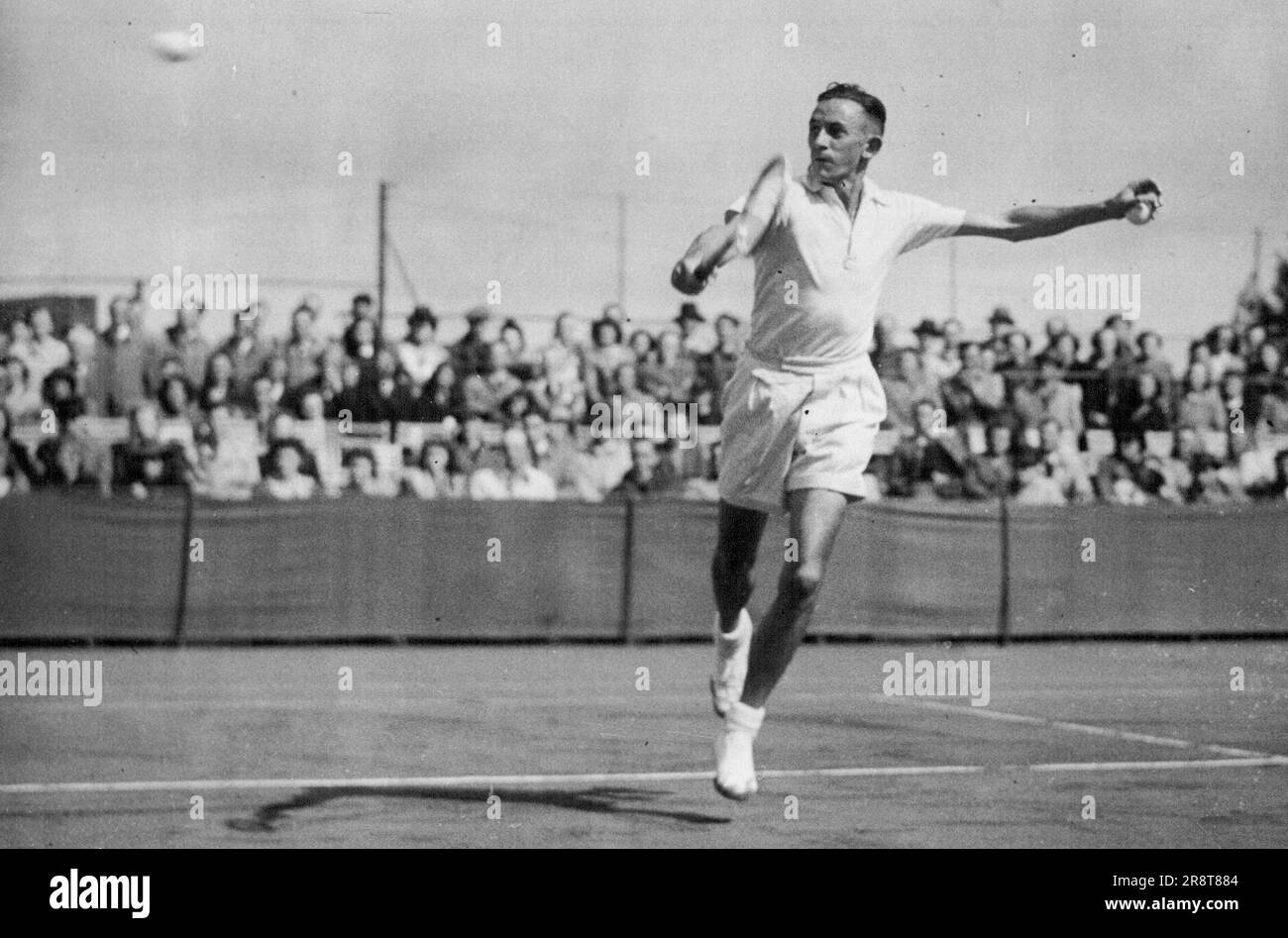 New Star for Wimbledon - Eric Sturgless fait un retour en arrière dans sa finale du championnat Hard court contre I. Tloczynski à Bournemouth. Il bat Tlozynski 6-2, 6-3, 6-1. Eric Sturgess, le champion de tennis sud-africain de 28 ans, est l'un des hommes les plus atroces du sport. Il a été sur les courts de Bournemouth pendant près de huit heures au jour le jour où il a remporté les trois titres de hard court britanniques pendant deux ans de suite un record de championnat. 18 avril 1948. Banque D'Images