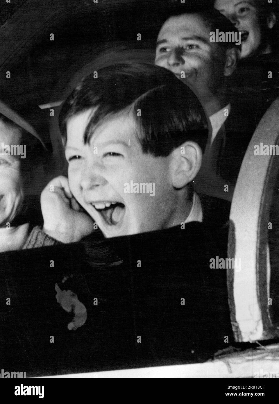 Au Cirque - le prince Michael, fils de la duchesse de Kent - à Olympia le samedi 6th janvier - passe par les changements d'expression que vous pouvez toujours attendre quand un garçon voit des clowns tomber dans l'anneau de cirque. Tout d'abord, il est assis dans la contemplation. Les clowns sont encore tranquilles. 0, cher ! Consternation comme un jester à nez rouge, avec un ballon sur un bâton, avance derrière un autre. Alors, attendez-vous à une pure exultation car, d'un seul coup de son ballon, le nez rouge prive l'imprudent de son chapeau. 8 janvier 1951. Banque D'Images