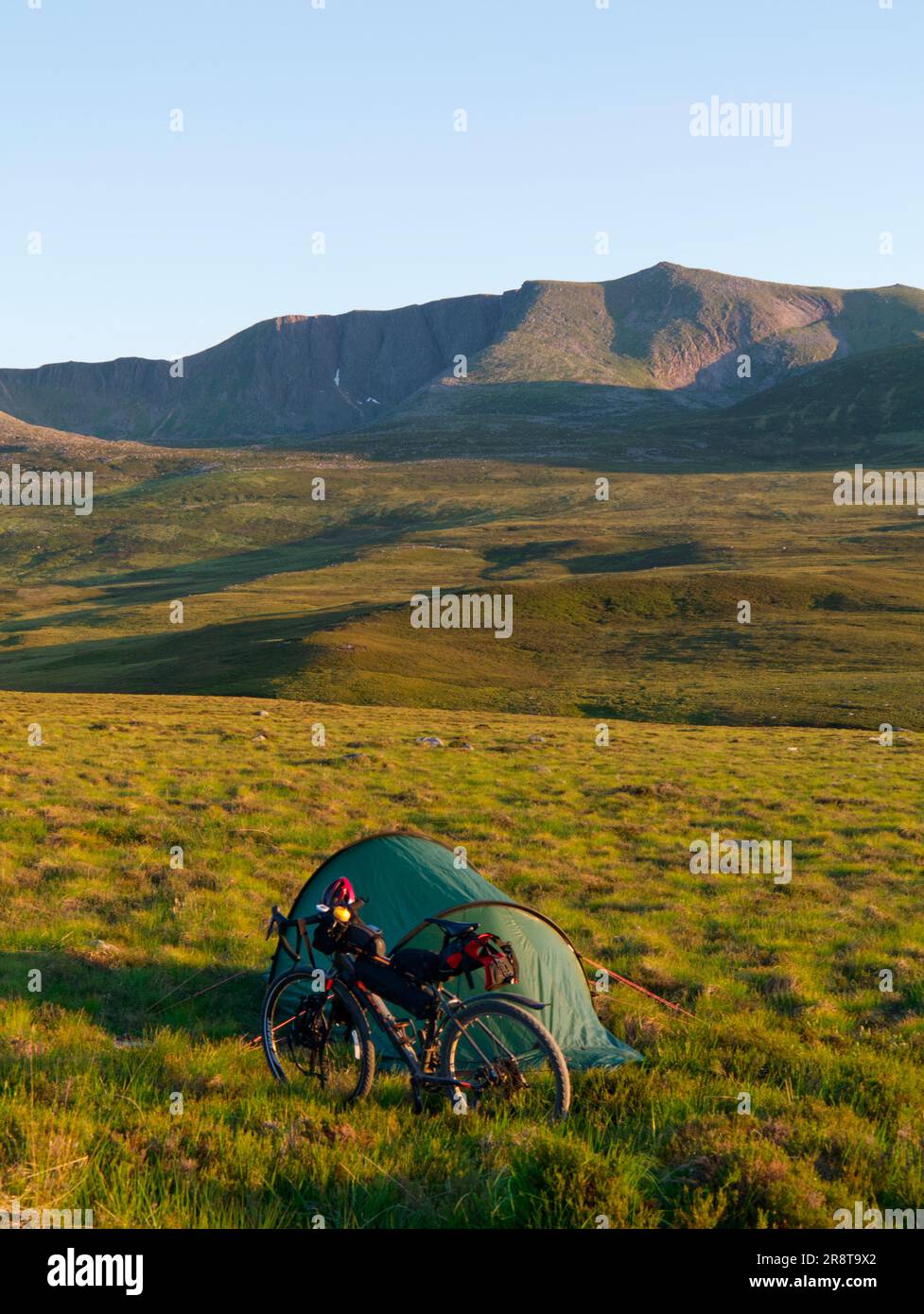 Camping sauvage avec vélo, montagnes de Grampian, Écosse Banque D'Images