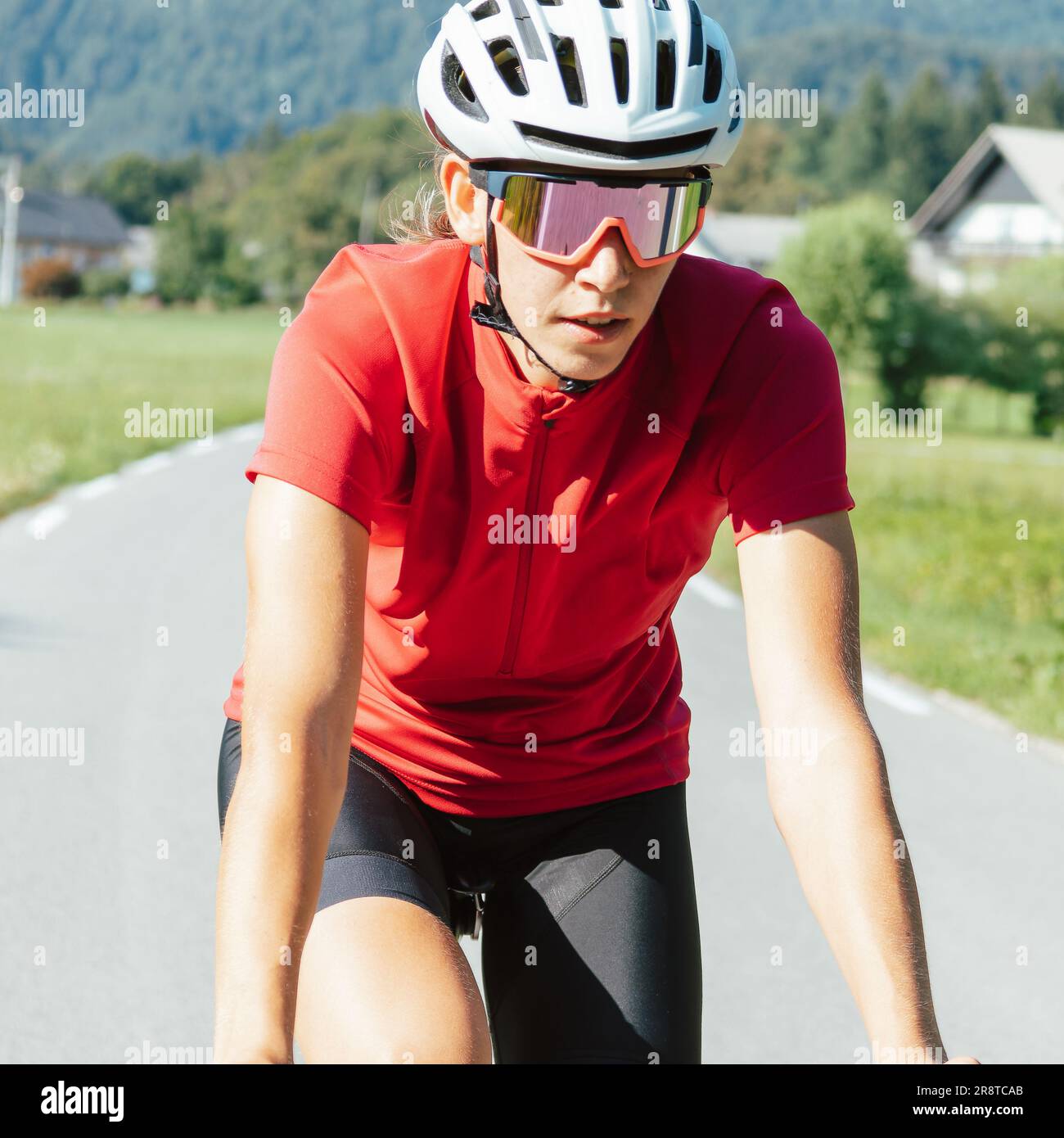 Jeune femme cycliste professionnelle pendant le sprint de vélo de route,  mouvement continu avec effort maximal, vue rapprochée Photo Stock - Alamy