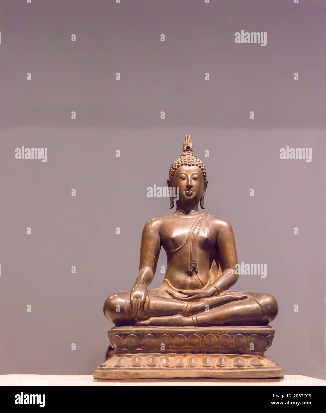 Statue de Budah Maraviyaha de Thaïlande 1400 - 1500 ce au Musée du Louvre, Abu Dhabi, eau avec espace de copie Banque D'Images