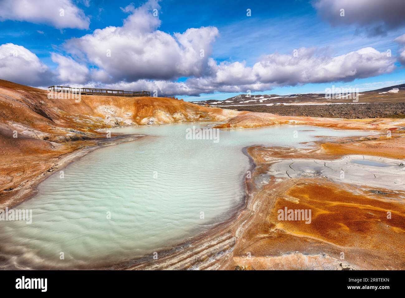 Paysage à couper le souffle d'Acid Hot Lake avec l'eau turquoise dans la vallée géothermique Leirhnjukur. Lieu: vallée de Leirhnjukur, région de Myvatn, Nord Banque D'Images