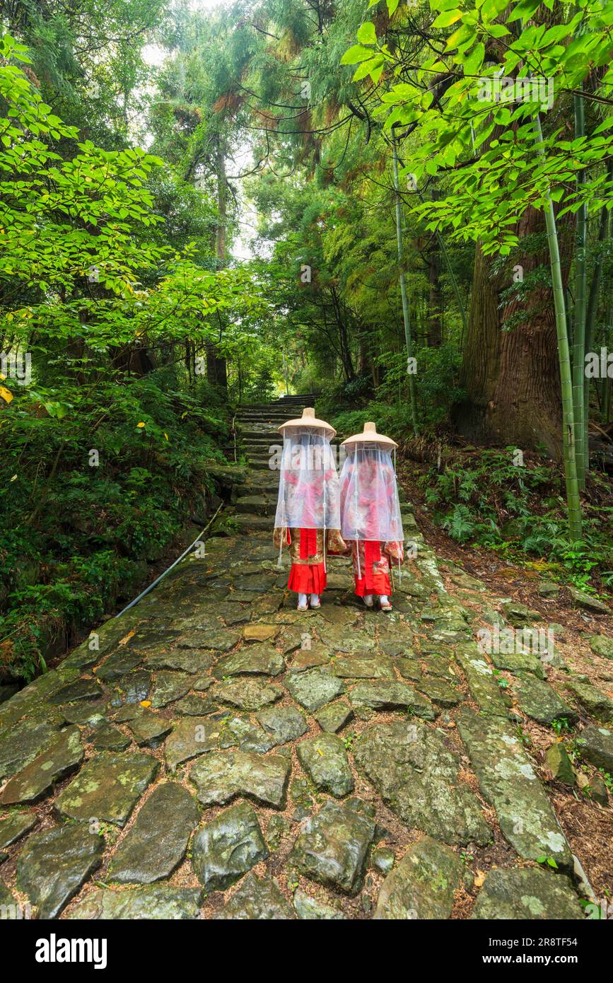 Les femmes marchant sur les marches de la route de pèlerinage de Daimonzaka vêtues de costumes d'époque de Heian Banque D'Images