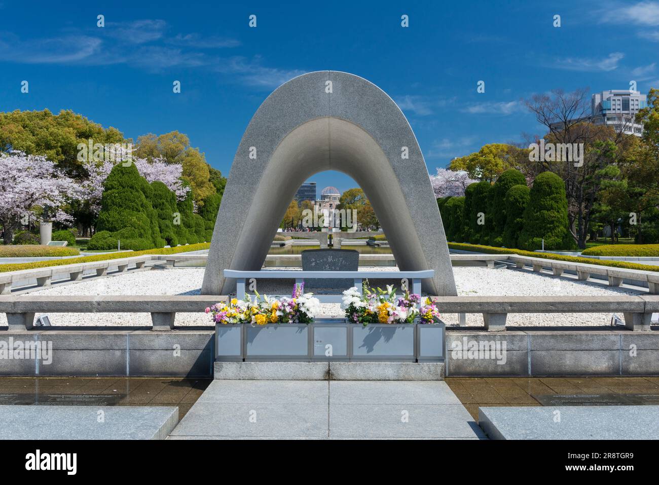 Peace Memorial Park Cenotaph pour les victimes de la bombe atomique et lumière de la paix Banque D'Images