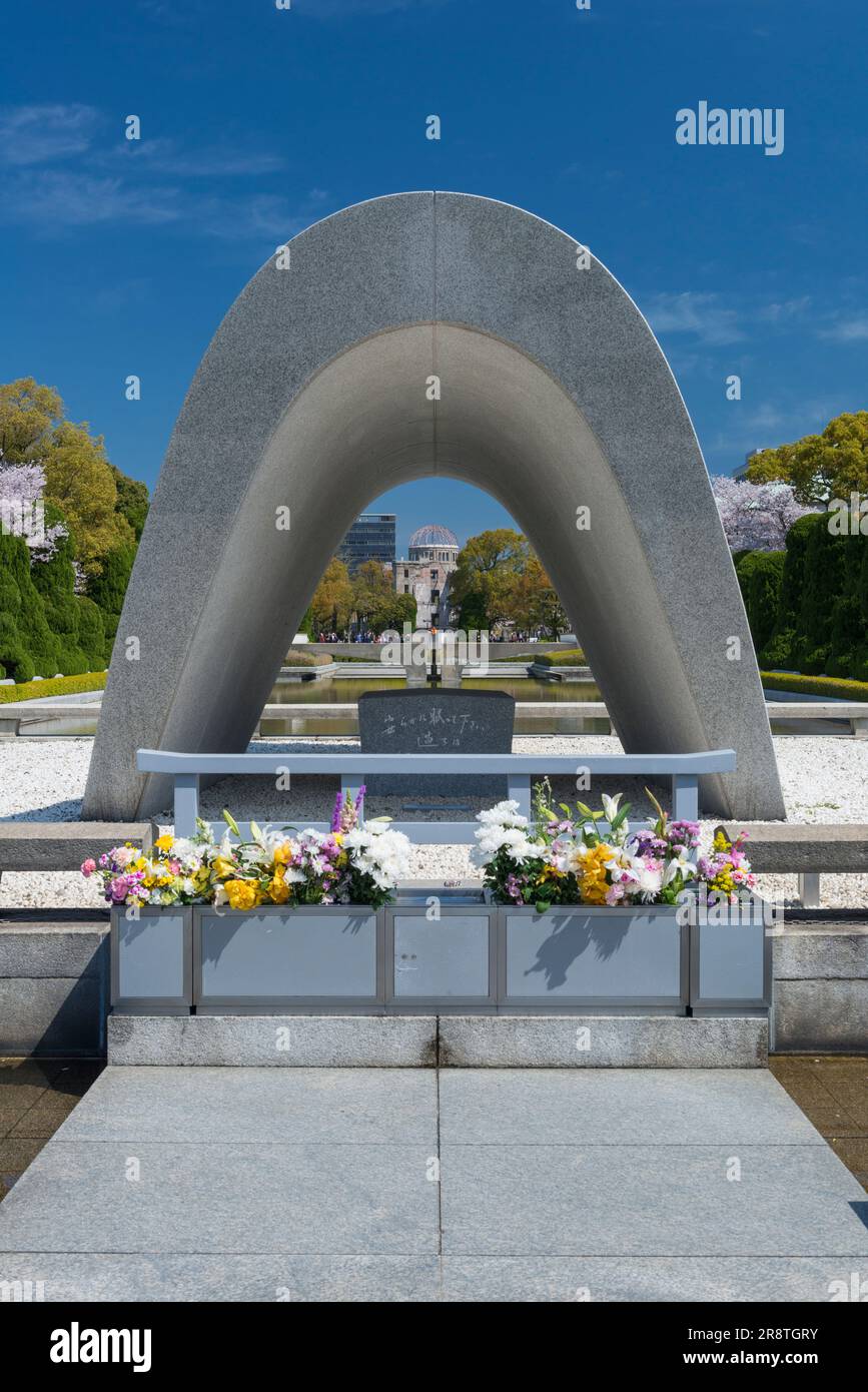 Peace Memorial Park Cenotaph pour les victimes de la bombe atomique et lumière de la paix Banque D'Images