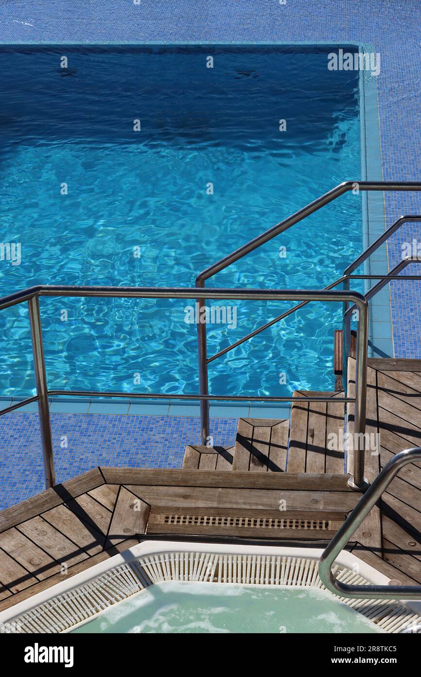La piscine Aquarius et l'une des deux piscines à tourbillon sur le pont du Lido ouvert à l'arrière du pont 9 à bord du paquebot de croisière P&O Vista Arcadia, avril 2023. Banque D'Images