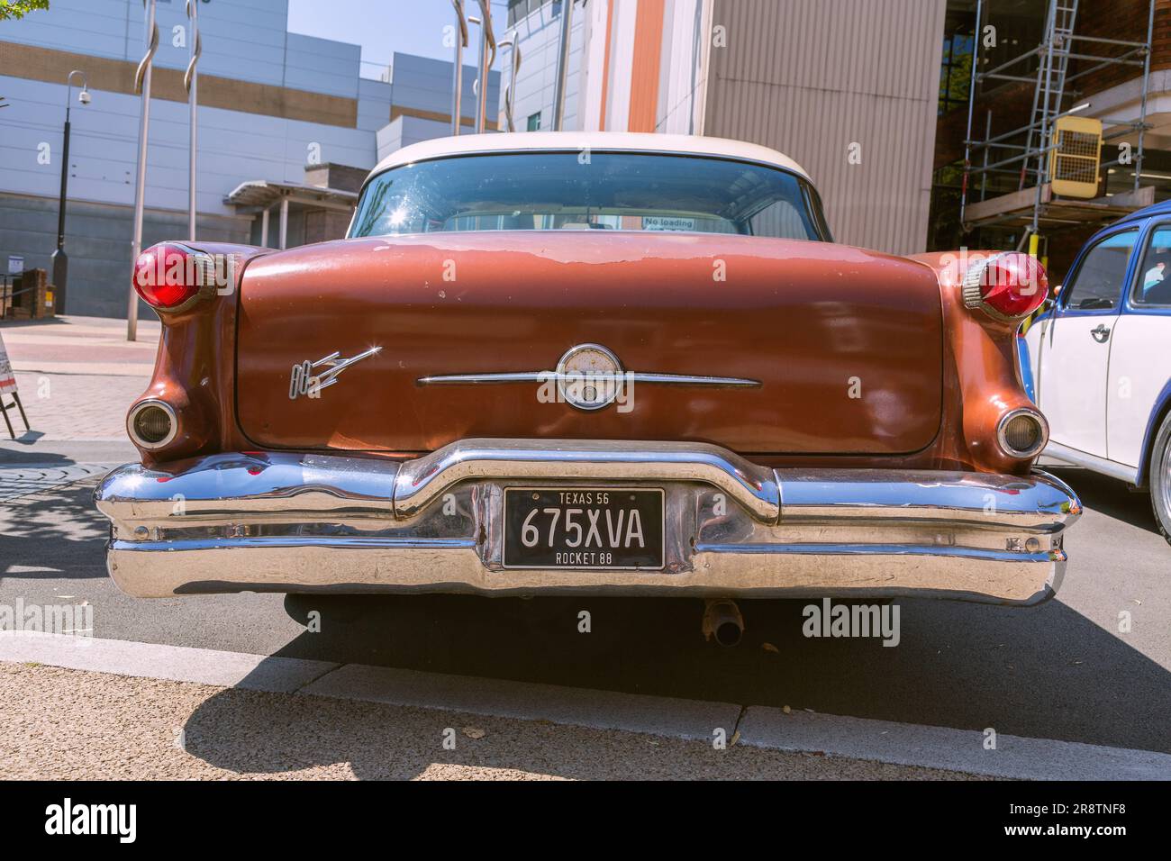 Vue arrière d'une Oldsmobile Rocket 88 des années 1950. Emblème et écusson du coffre/coffre. Voiture classique américaine vintage. Banque D'Images