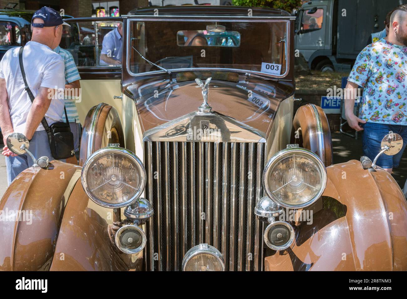 Vue de face d'une Rolls Royce Sedance de ville des années 1930 avec son emblématique emblème Spirit of Ecstasy étincelant au soleil. Voiture classique, vintage, de luxe. Banque D'Images