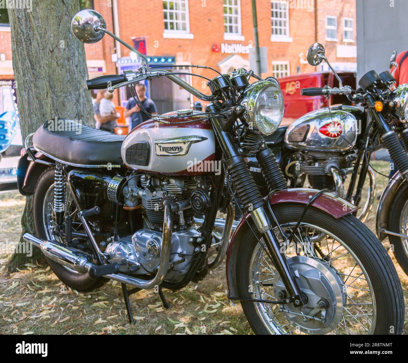 Une moto Triumph Bonneville garée sur sa béquille centrale à côté d'une BSA . Banque D'Images