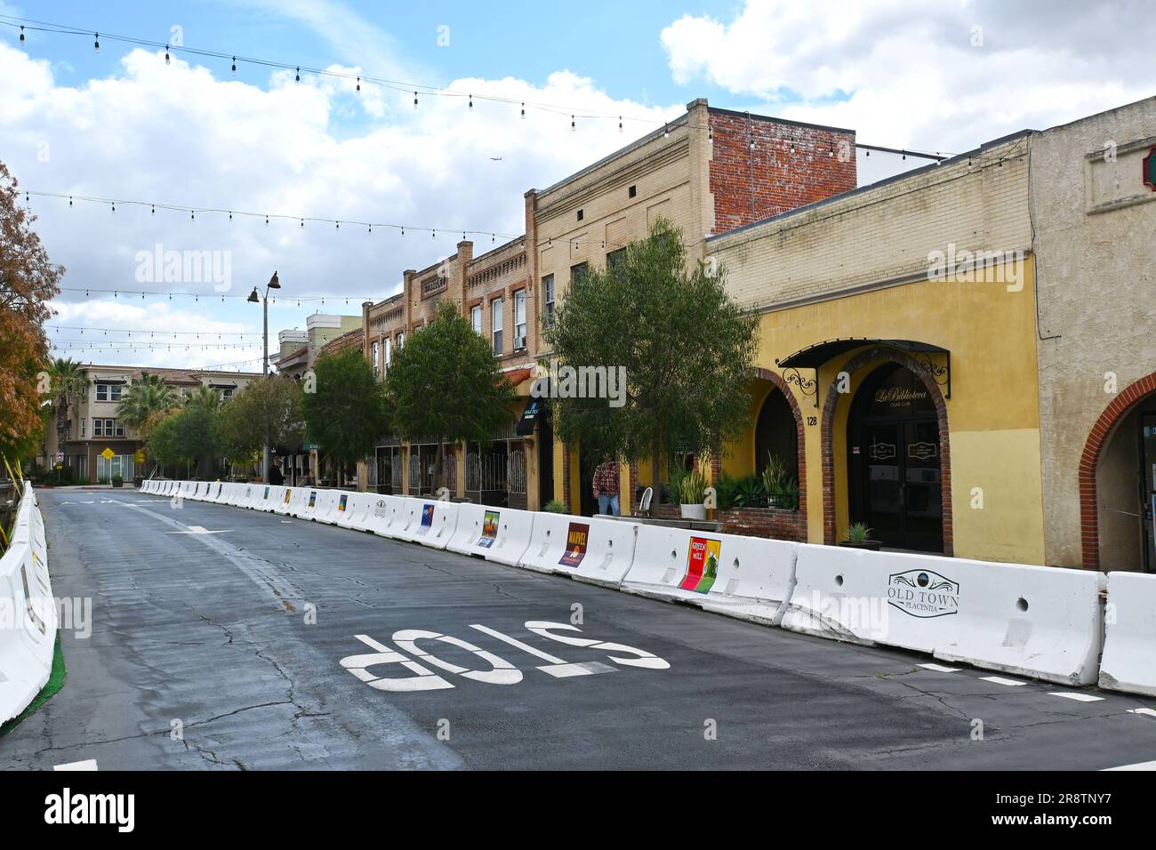 PLACENTIA, CALIFORNIE - 7 MARS 2023 : commerces sur l'avenue Santa Fe dans la vieille ville de Placentia. Banque D'Images