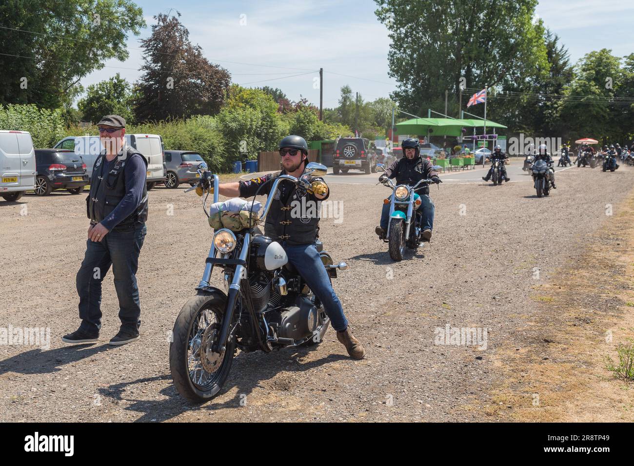 Membres d'un club de moto arrivant à un rallye moto. Motards arrivant à un rallye moto. Banque D'Images