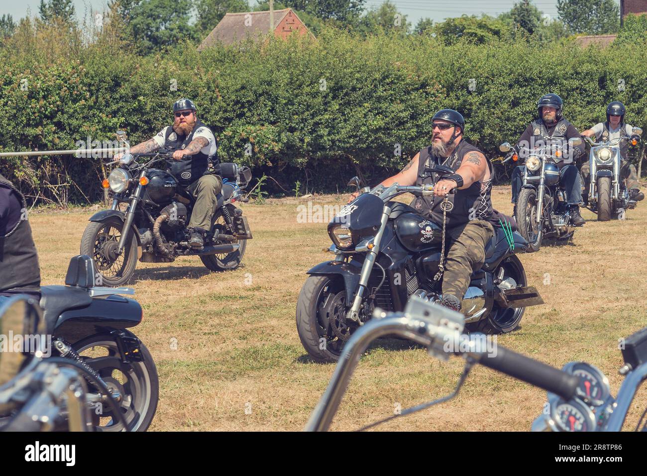 Membres du Outlaws Motorcycle Club arrivant à un rallye moto. Banque D'Images