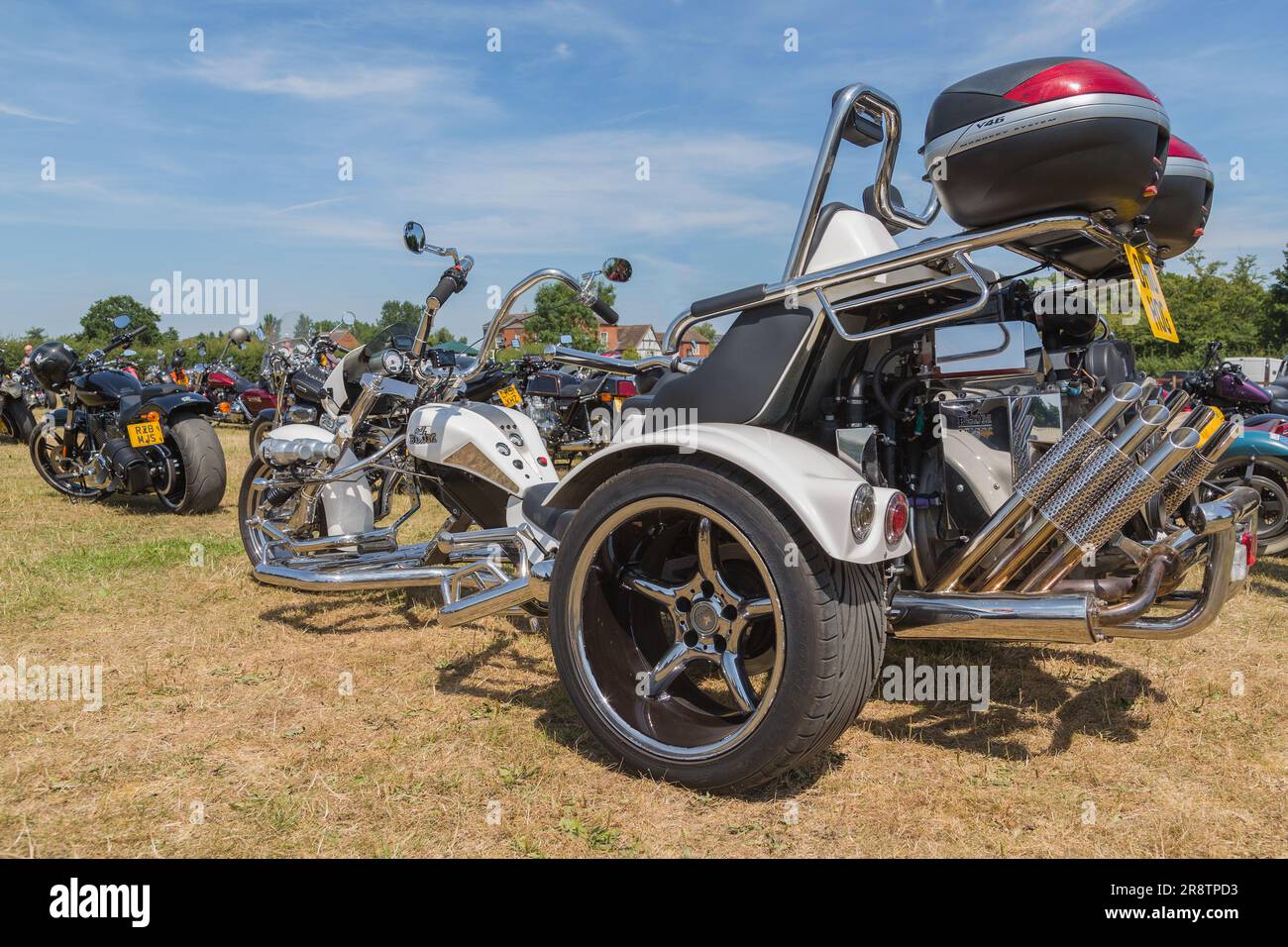 Un Boom Trike parmi les rangées de motos lors d'un rallye moto. Banque D'Images
