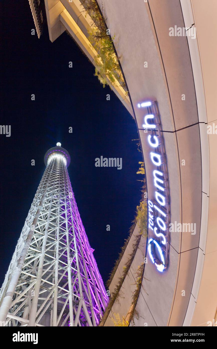 Vue de nuit sur le Tokyo Sky Tree depuis l'entrée de Tokyo Soramachi Banque D'Images