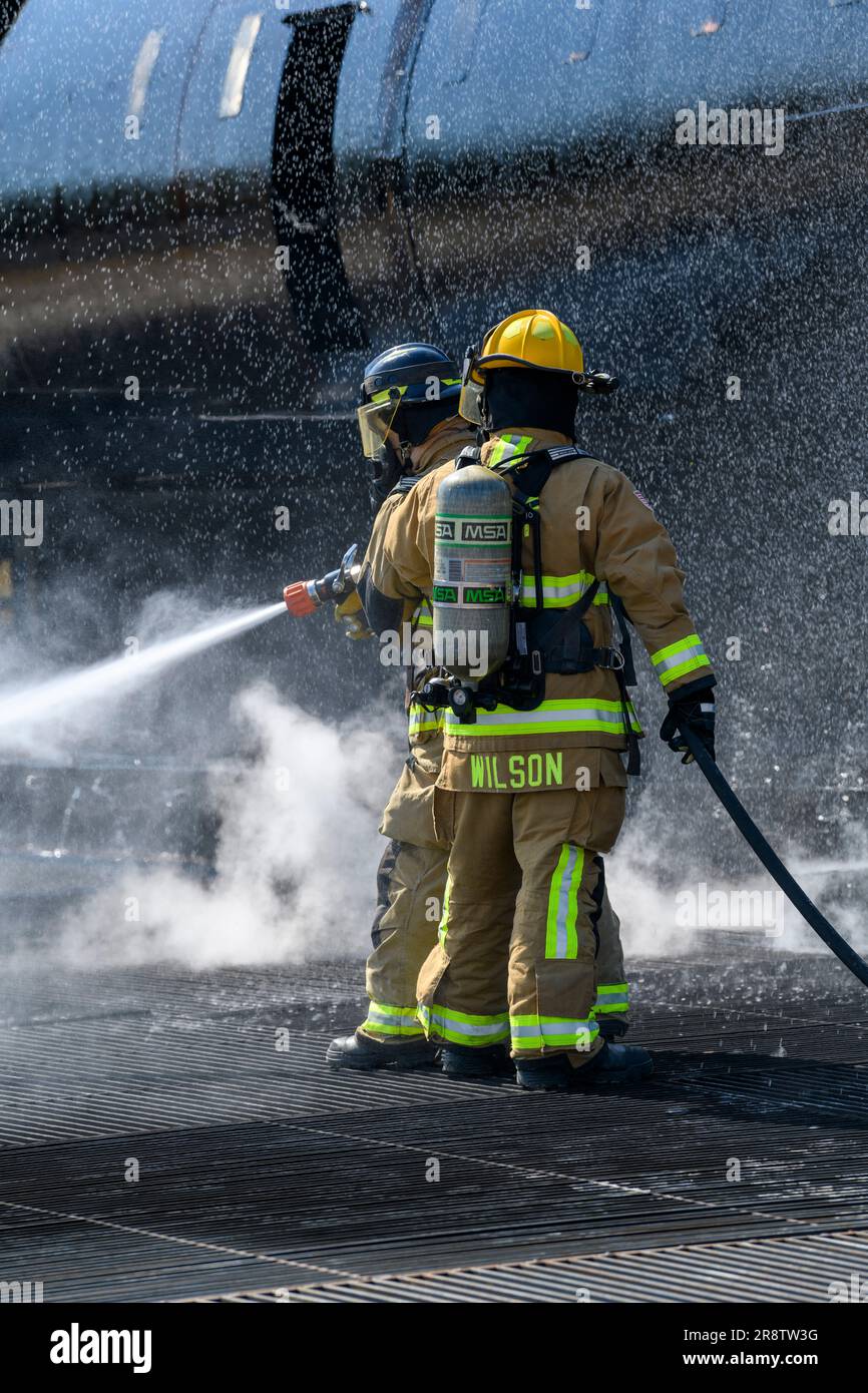 ÉTATS-UNIS Les pompiers de la Force aérienne, avec le Escadron de la base aérienne 424th, perfectionnent leurs compétences sur un simulateur de feu d'avion au Centre d'entraînement de secours et d'incendie de la Force aérienne royale des pays-Bas, à Woensdrecht, aux pays-Bas, au 15 juin 2023. (É.-U. Photo de l'armée par Pierre-Etienne Courtejoie) Banque D'Images