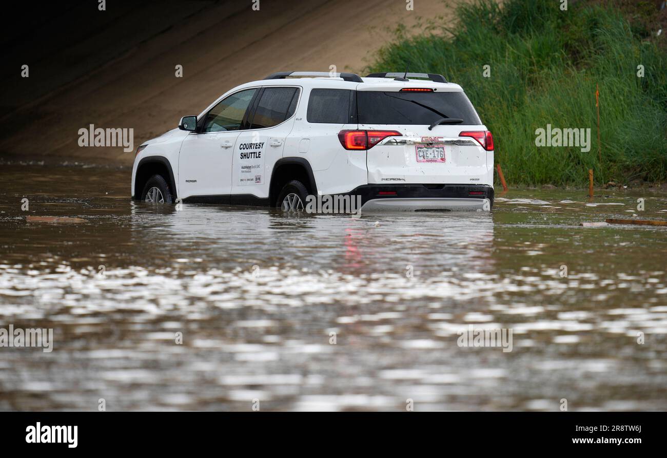 A car dealership shuttle vehicle sits in bumper-deep water in a flooded underpass under C-470 on Acres Green Drive after a summer storm packing high winds, hail, heavy rains and even a tornado rifled through the south Denver suburb of Lone Tree, Colo., Thursday, June 22, 2023. Forecasters predict that the intense weather will continue to bedevil the intermountain West in the weekend ahead. (AP Photo/David Zalubowski) Banque D'Images