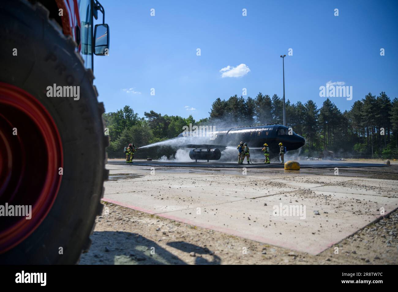 ÉTATS-UNIS Les pompiers de la Force aérienne avec l'escadron 424th de la base aérienne exercent leurs compétences sur un simulateur d'incendie d'avion avec les pompiers hollandais de l'escadron 941st, au Centre d'entraînement d'incendie et de sauvetage de la Force aérienne royale des pays-Bas, à Woensdrecht, aux pays-Bas, au 15 juin 2023. (É.-U. Photo de l'armée par Pierre-Etienne Courtejoie) Banque D'Images