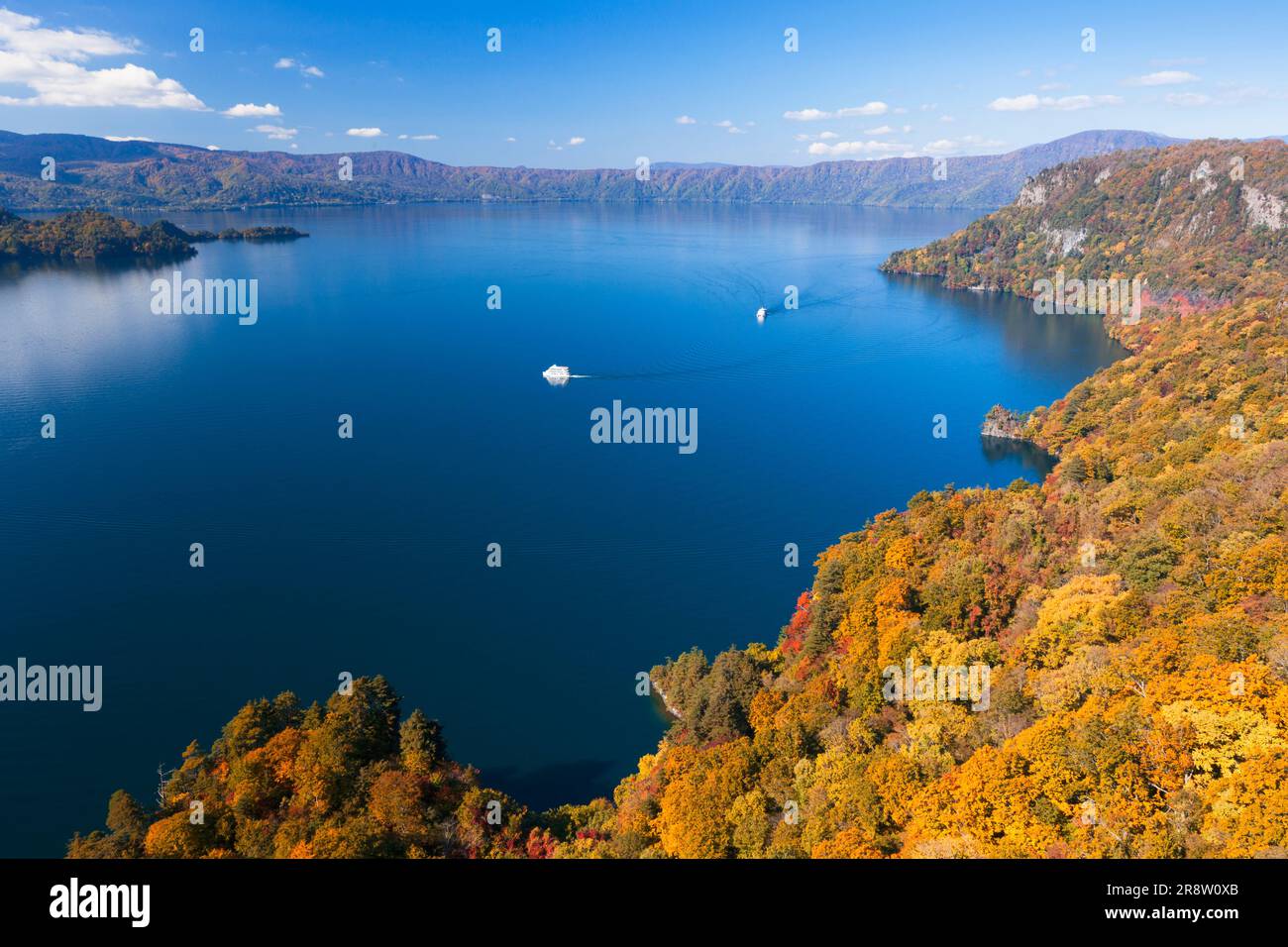 Lac d'automne Towada et bateaux de croisière Banque D'Images