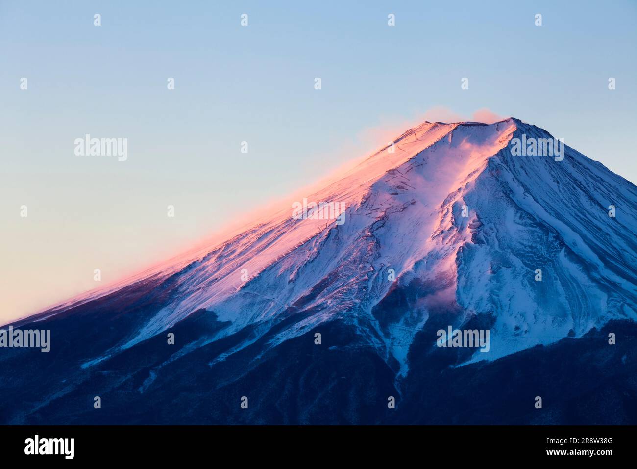 Mt. Fuji teinté dans la lueur du matin Banque D'Images