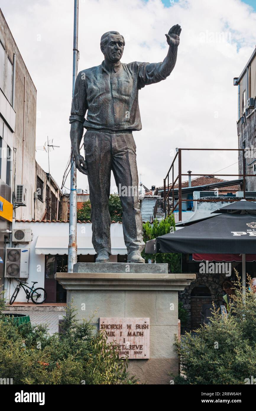 Une statue de George W. Bush à Fushë Krujë, Albanie. Il a été le premier président américain à visiter l'Albanie post-communisme, et s'est arrêté dans cette petite ville Banque D'Images